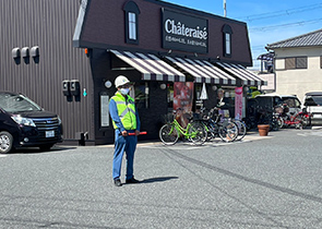 お店の前で警備をしている様子